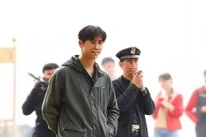 《星轨之外》两版海报署名顺序对比